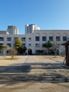 ファミリーコンサート会場のふたば学舎とは