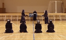 稽古中の父母たち