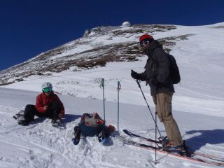 ガイドの仕事で肩の小屋まで登って手を合わせて滑ってきました。