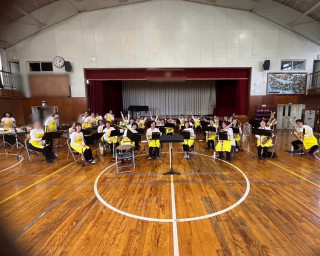 N小学校へ訪問演奏に行ってきました。