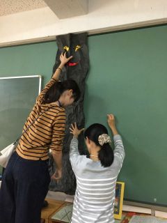 整理活動（ハロウィンの装飾）