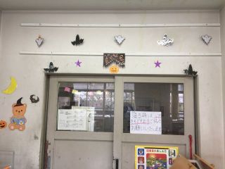 整理活動（ハロウィン装飾／図書室内）