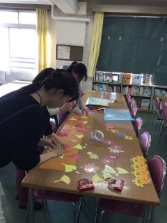 整理活動（晩秋の装飾／図書室内）