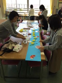 整理活動（春の装飾／図書室内）