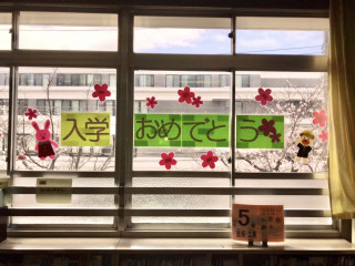 今年度最後の活動(入学祝いの装飾)