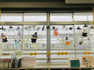 整理活動(装飾:コスモス→ハロウィン)