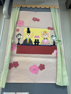 整理活動（ひな祭り、卒業の装飾）