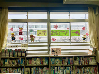 整理活動（入学祝いの装飾、読書の装飾）