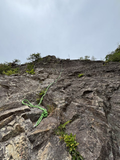 百丈岩マルチピッチクライミング　ローソク岩下部〜右カンテ 東稜