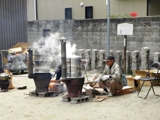 ローカル便り‼　自治会の「もちつき・ぜんざい大会&古本市」がありました