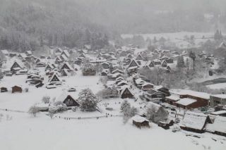 白川郷は雪の中、