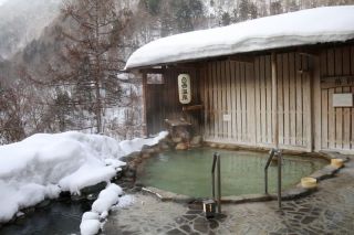 長野県・白骨温泉でちょっと一杯雪見酒