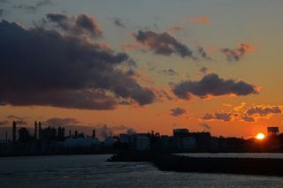 プラントの夕日と夜景