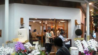 商店街の入り口にお酒専門店が開店しました(ローカルニュース)