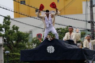 雨の中、岸和田の町中をﾀﾞﾝｼﾞﾘが走る