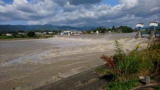 台風の雨で濁流