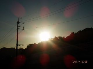 生駒山　朝日は東　月は西