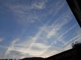 異常な空　飛行機雲　　　　　出舞
