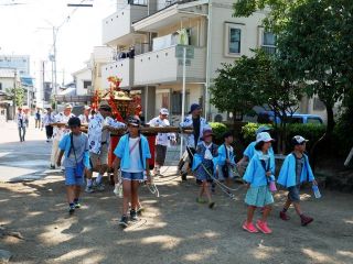 夏祭り（子ども神輿）　暇～人