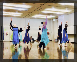 衣装を身につけて