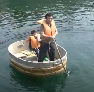 多摩区のマッサージ師 きょうせい 息子と佐渡島でたらい船をこぐ