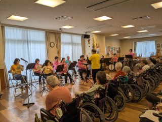 ふれあいホーム　依頼演奏