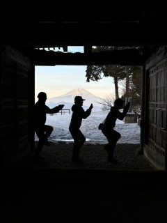 静寂の雪に映える霊峰富士