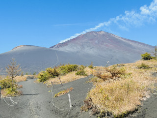 秋空の下　富士を眺めて二ツ塚へ