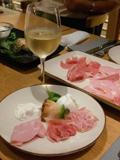 モッツァレラチーズとワインのお店♪