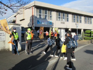 あいさつ運動（富木島中学校区PTA・地域ボランテア委員会）を行いました