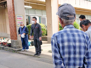 全校美化活動とボランティア・PTA役員剪定作業が行われました