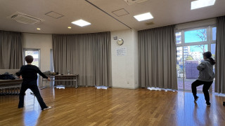 腿付け根に乗る