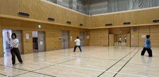 体育館で広々と