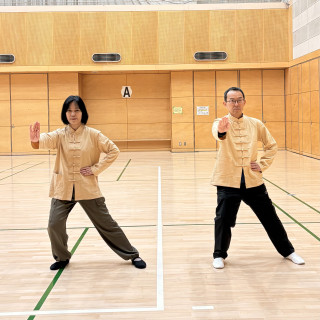 お揃いの拳法着を着て練習しました。