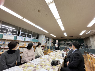 岩間第一小学校学校運営協議会で歴代PTA会長を集め、150周年記念式典について話しました
