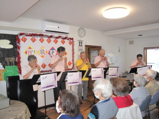 おしゃべりサロン、わくわくサロンで演奏しました