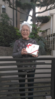 小園自治会「長寿記念品」の贈呈 <いつまでもお元気で_>