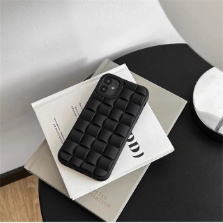 シンプルで落ち着いた編み風スタイル☆ボッテガ・ヴェネタのアイフォンケースおすすめ