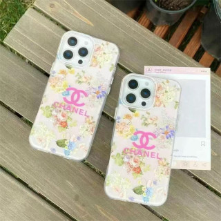 【シャネル愛用者必見】iPhoneケースでコーデをワンランクアップ！