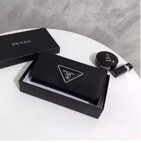 プロが教える！プラダの偽物・本物を見分ける5つのポイントを解説