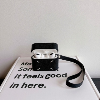 同ブランドのiPhoneケースとairpodsケースを一緒にお持ちならセンスがいいね